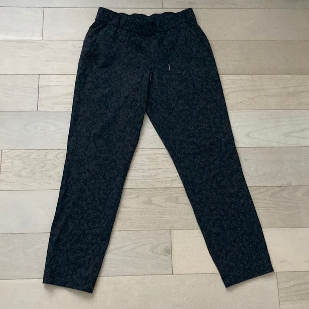 Lululemon on the fly pants size 4 Rare Cheetah print